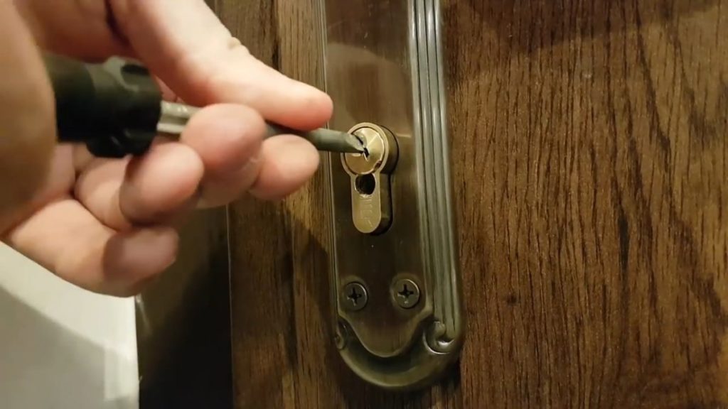 Как открыть дверь без ключа дома самому?